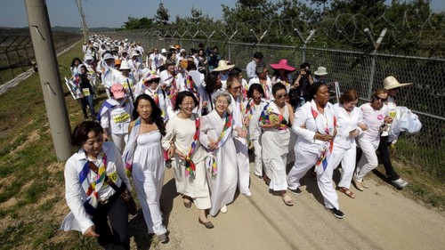 Women activists cross Korean Demilitarized Zone - ảnh 1